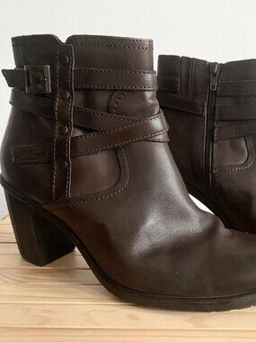CLARKS Brown Leather Ankle Zip Up Buckle Studded Boots Womens sz 8